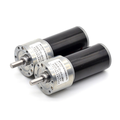 Die Ausrüstung ist mit einem kleinen 37-555-Motor ausgestattet.