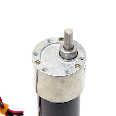 Die Ausrüstung ist mit einem kleinen 37-555-Motor ausgestattet.